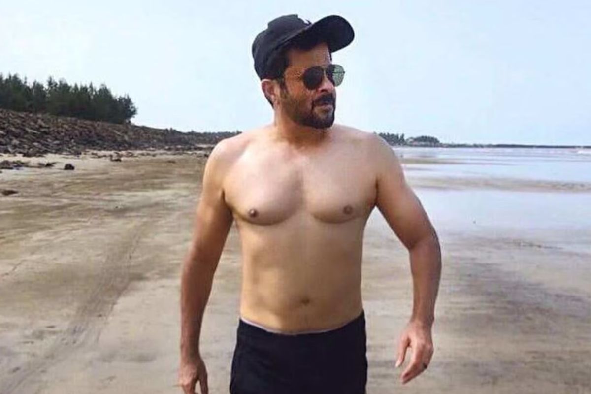 প্রতিদিনই ভোরে ওঠেন অনিল। দিনের শুরু হয় ১০ মিনিট কার্ডিও দিয়ে। তাঁর মতে, সকাল সকাল শরীর কাজ চালু করলেই সারাদিনই এনার্জি বজায় থাকে। সপ্তাহে ৩ দিন জিম ও ৩ দিন আউটডোর ওয়ার্কআউট। তিন দিন নিয়ম করে জিমে যান। বাকি দিনগুলোতে তিনি খোলা হাওয়া বা উন্মুক্ত জায়গায় ব্যায়াম করেন। জগিং, সাইক্লিং, লাইট কার্ডিও- সবই তাঁর রোজকার রুটিন। 